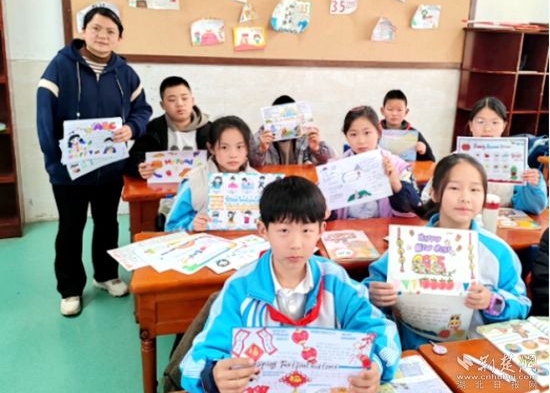 乡村独臂教师“捧”起孩子读书梦