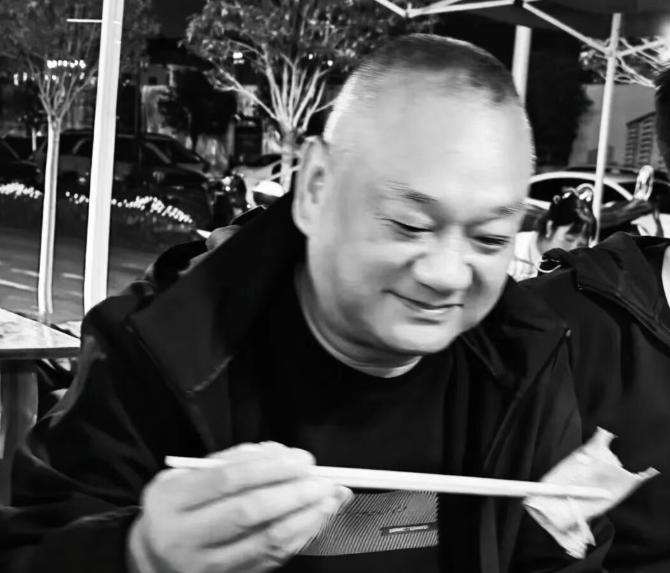  赤心兴企垂风范，孝善长存祭英魂