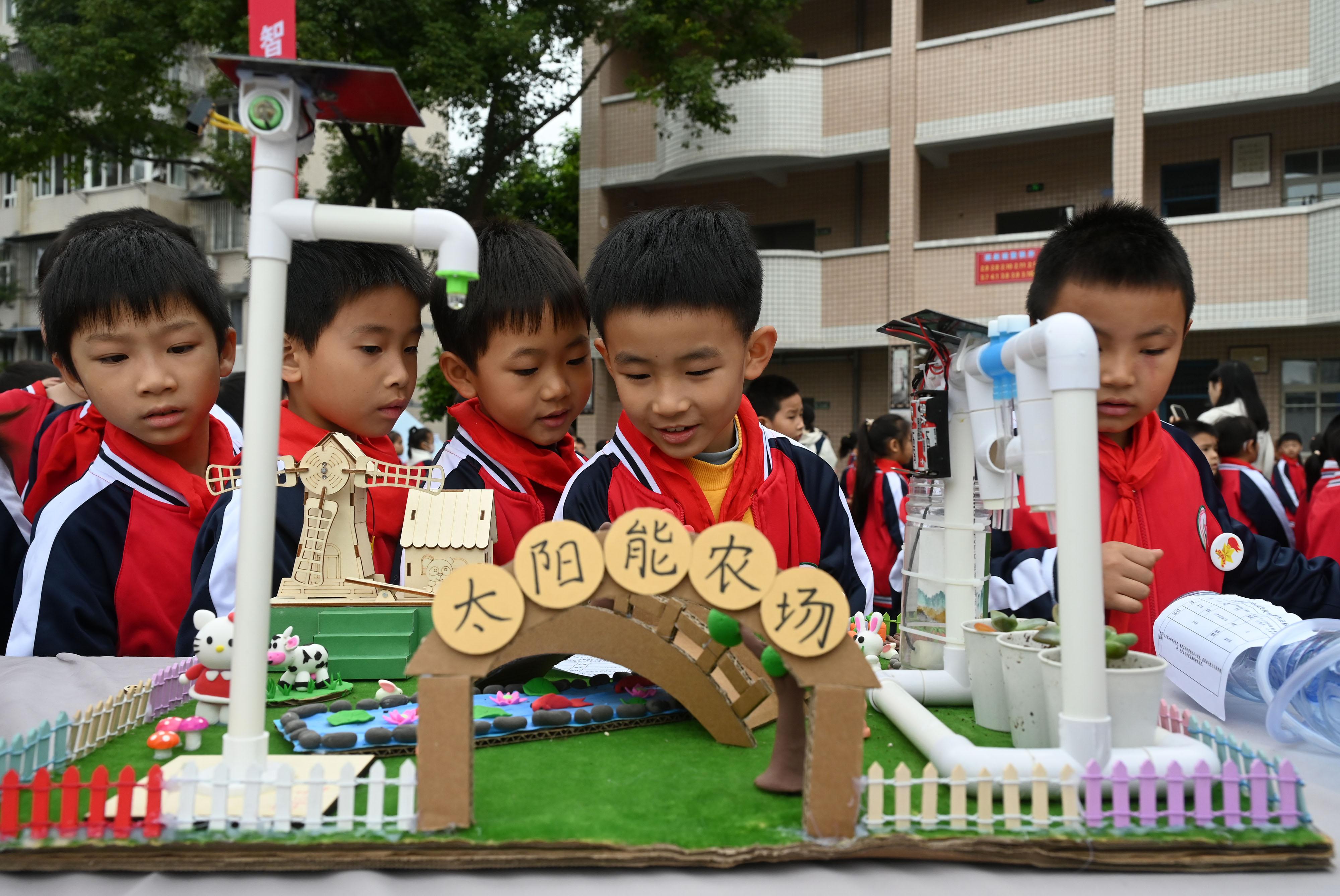 内江市东兴区外国语小学：科技文化节上享乐趣