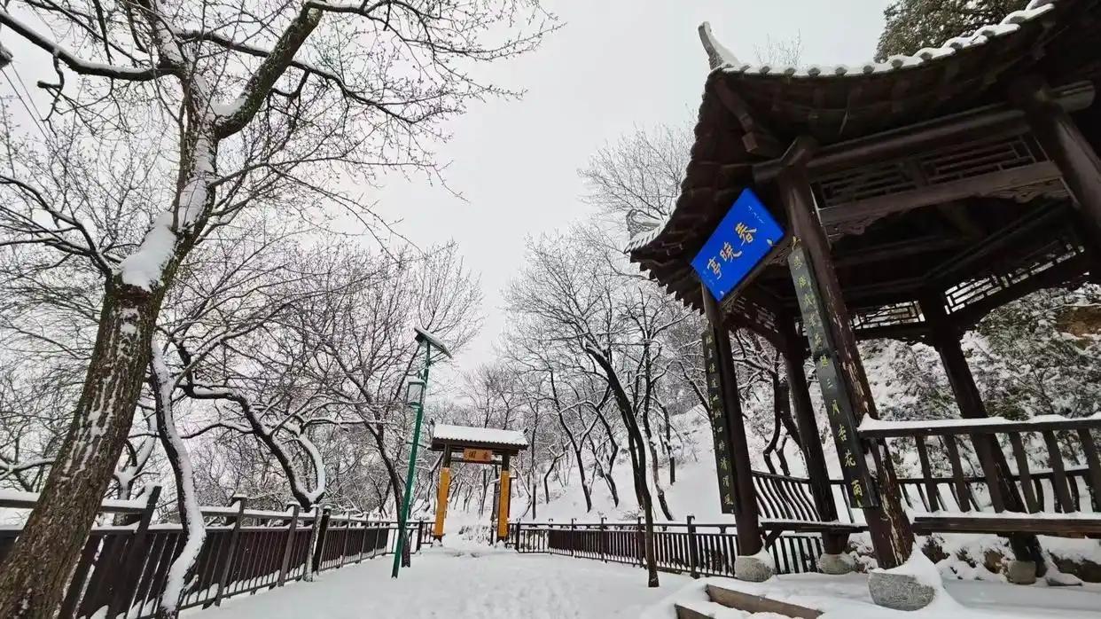 甘肃甘谷：一雪覆青山 天门入画来