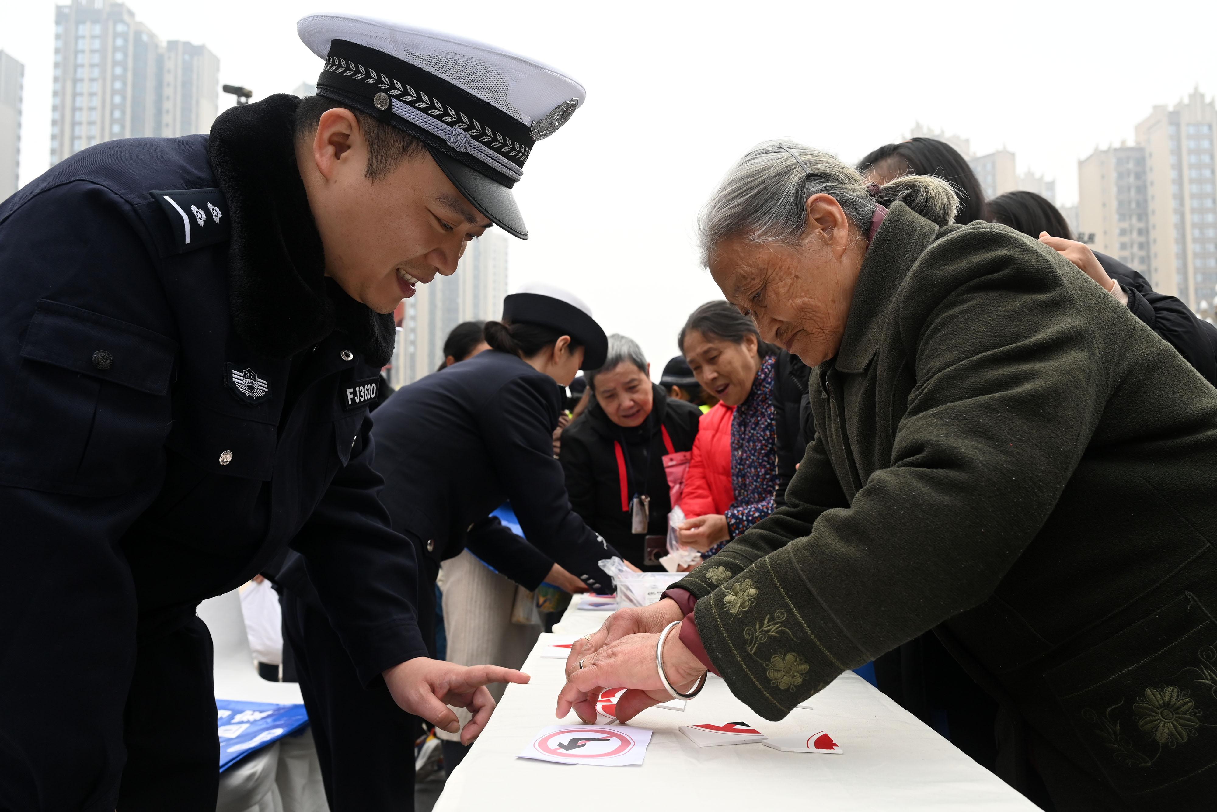内江：交通安全宣传进商圈