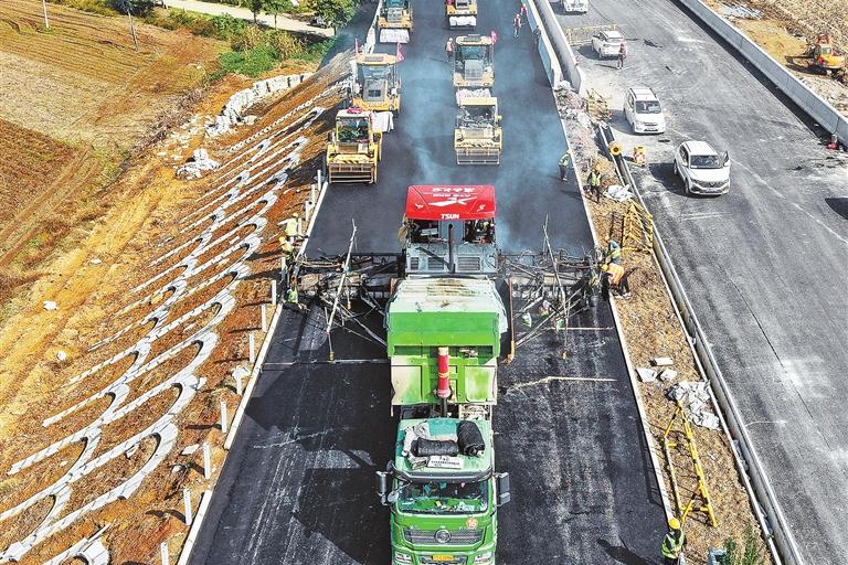 南阳至邓州高速公路施工现场