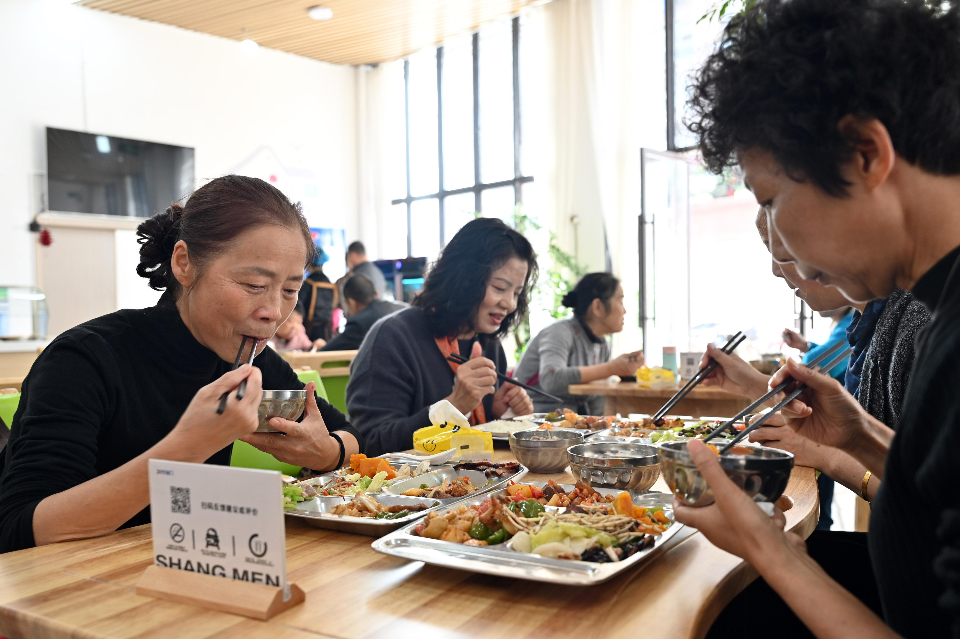 内江东兴区：社区食堂 幸福味道