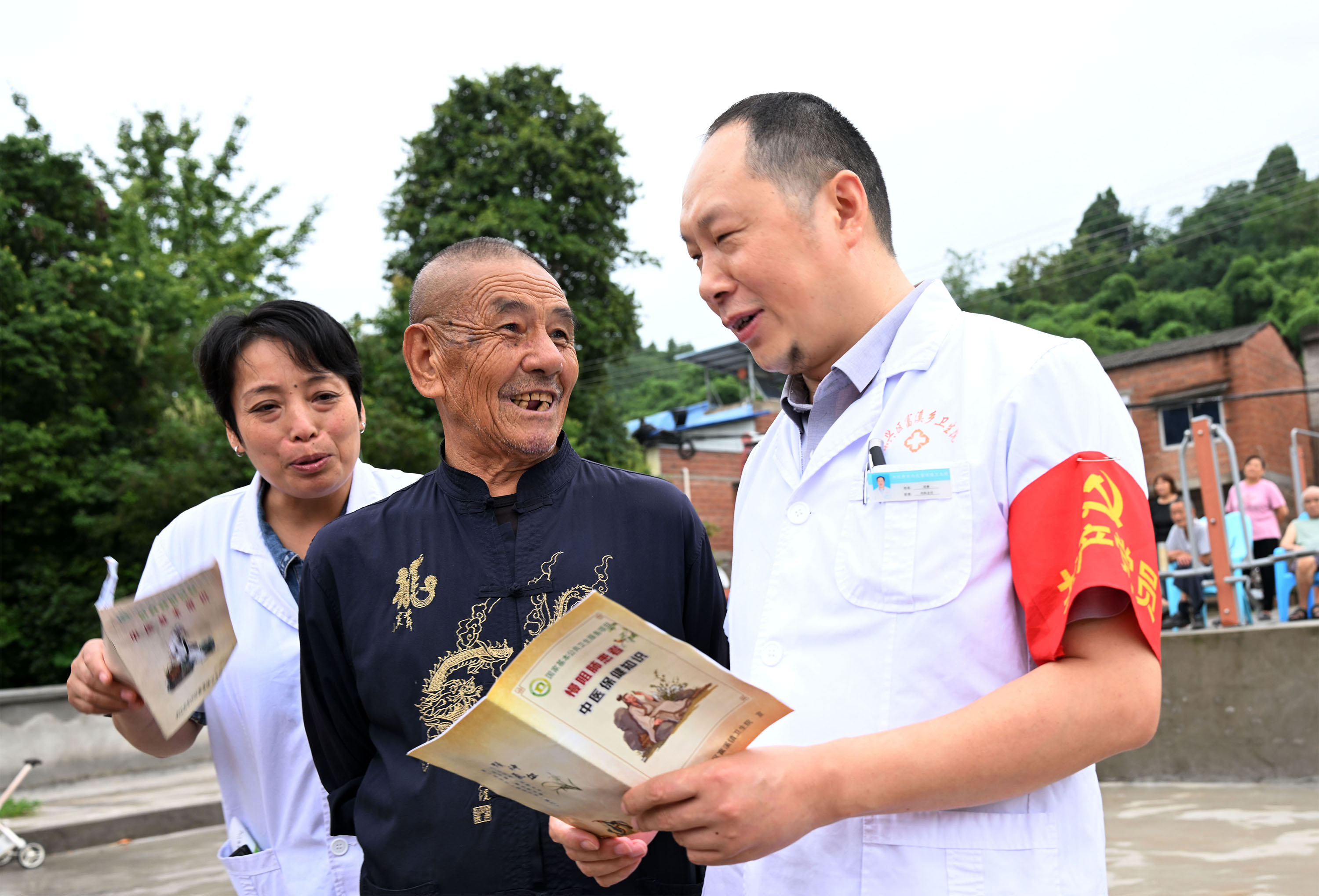 内江东兴区：打通健康服务“最暖一公里”
