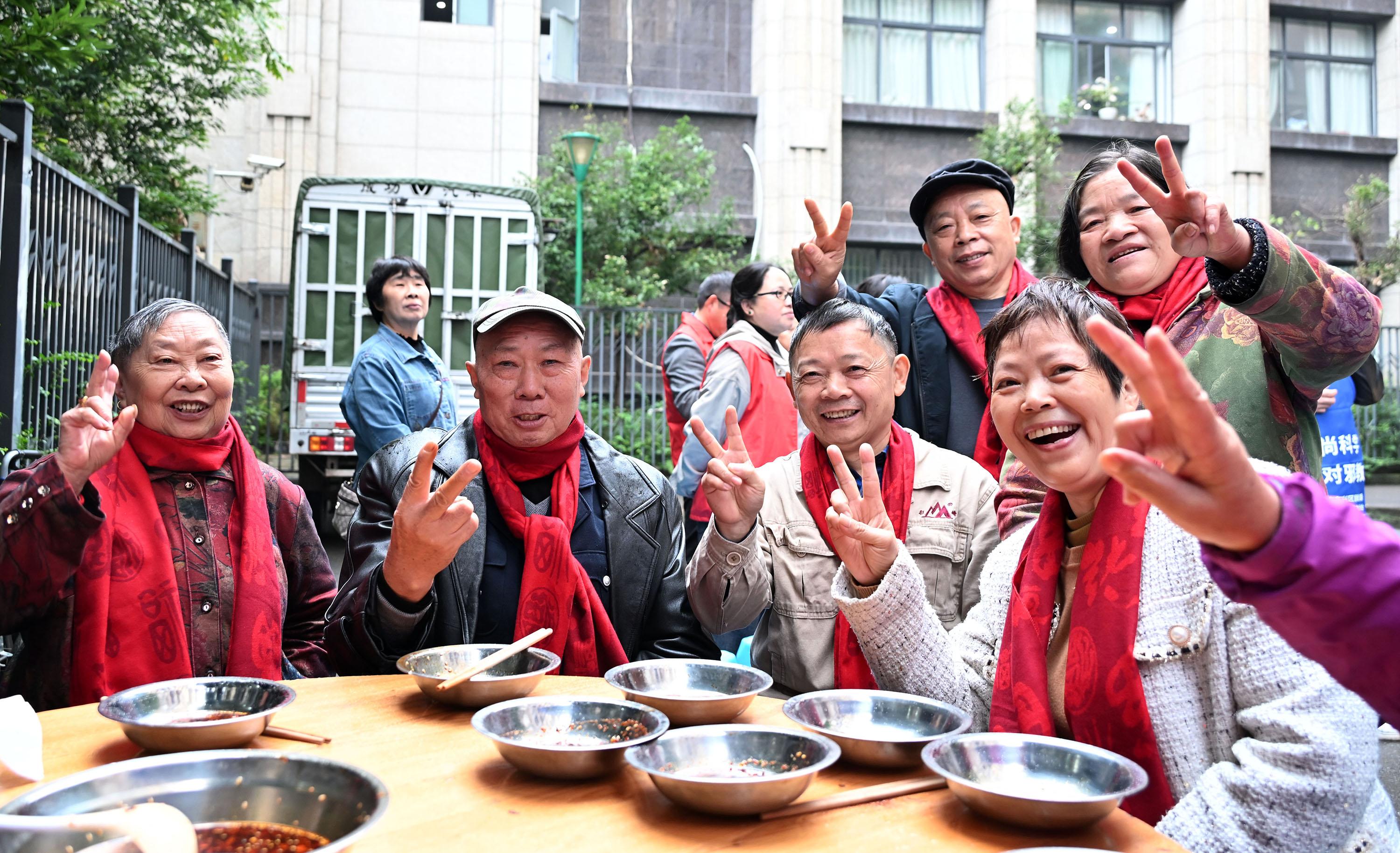 内江东兴区东兴街道：百余老人欢度多彩重阳
